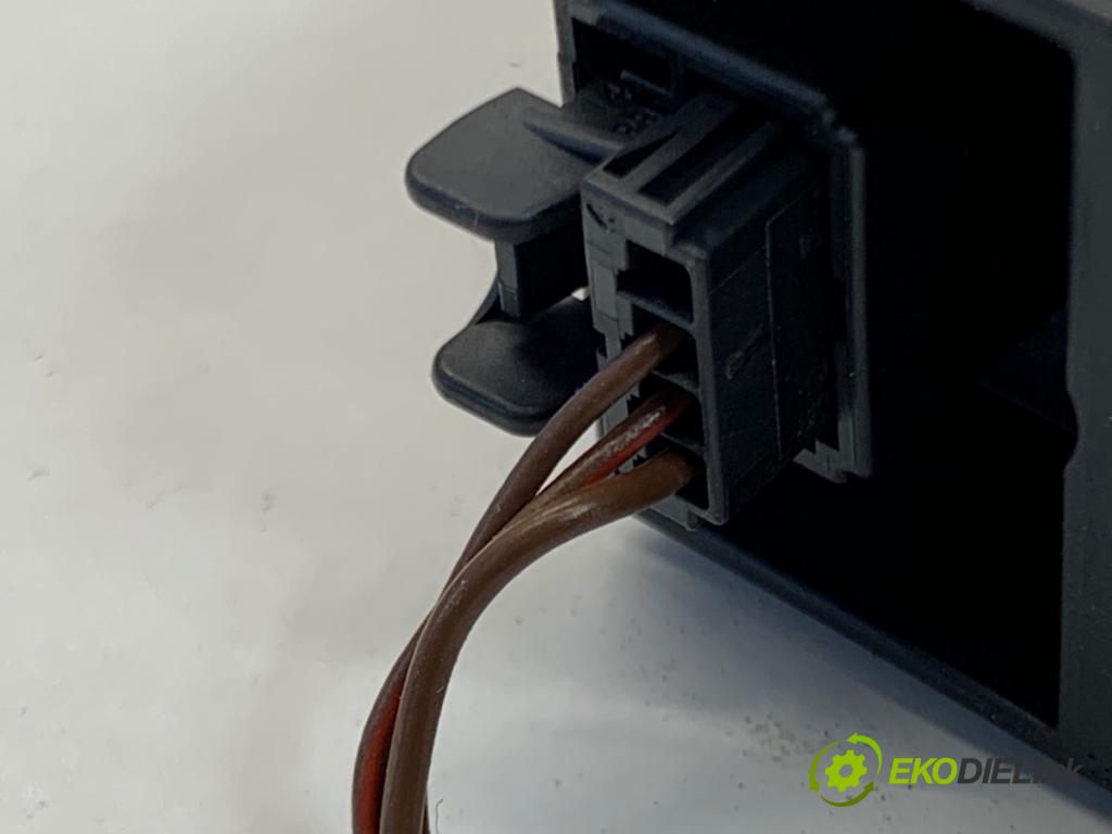 AUDI A4 B9 Kombi 2018 140 kW 2.0 TDI quattro 1968 Panel hlasitosti radia 8W1919616