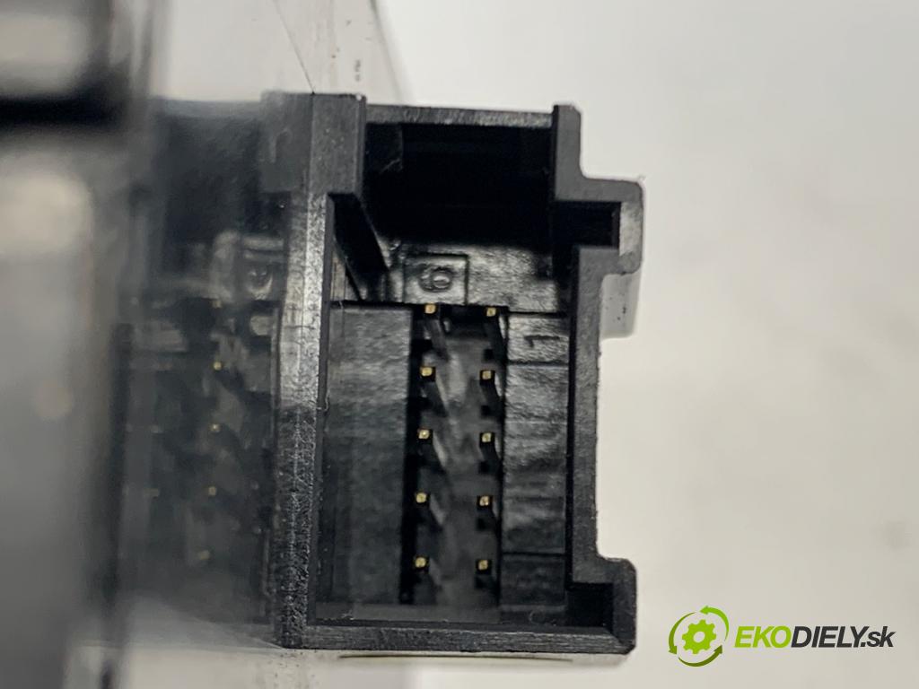 AUDI A4 B9 Kombi 2018 140 kW 2.0 TDI quattro 1968 přepínač oken 8W0959851E (Páčky pod volantem)