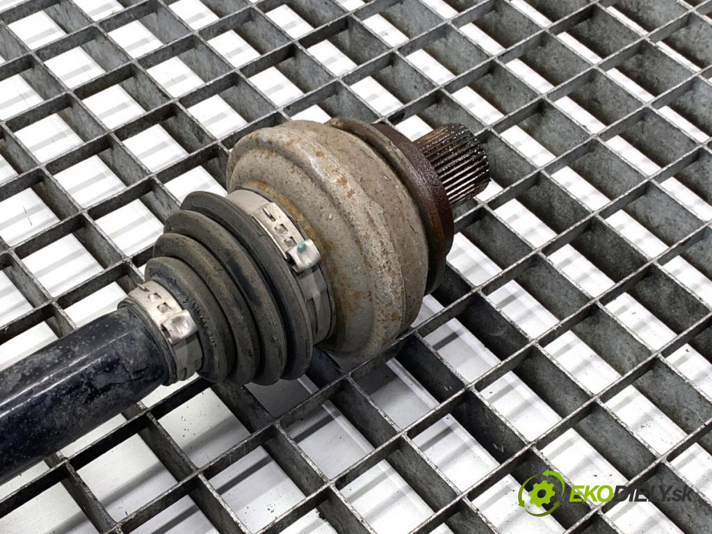 AUDI A4 B9 Kombi 2018 140 kW 2.0 TDI quattro 1968 poloos pravý zadní část 8W0501203D