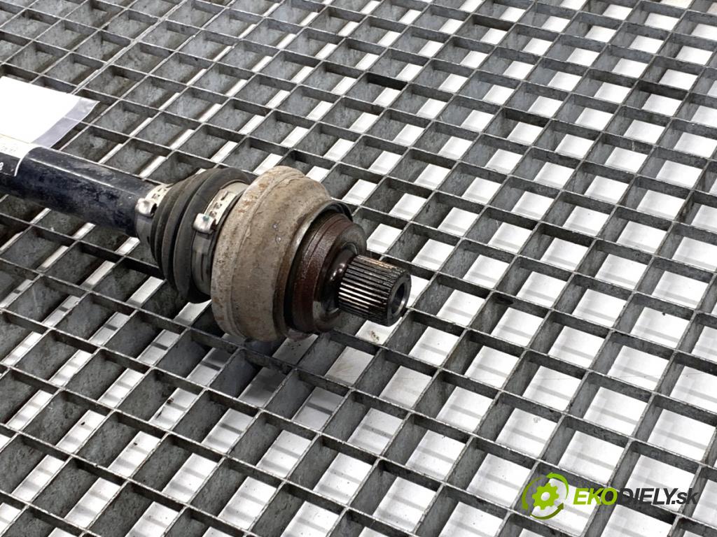 AUDI A4 B9 Kombi 2018 140 kW 2.0 TDI quattro 1968 poloos pravý zadní část 8W0501203D