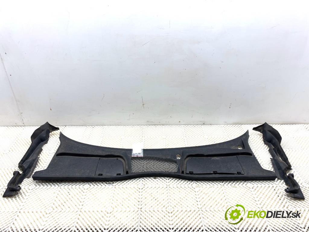 AUDI A4 B9 Kombi 2018 140 kW 2.0 TDI quattro 1968 torpédo plast pod čelní okno 8W1819403 (Plast pod čelním sklem)