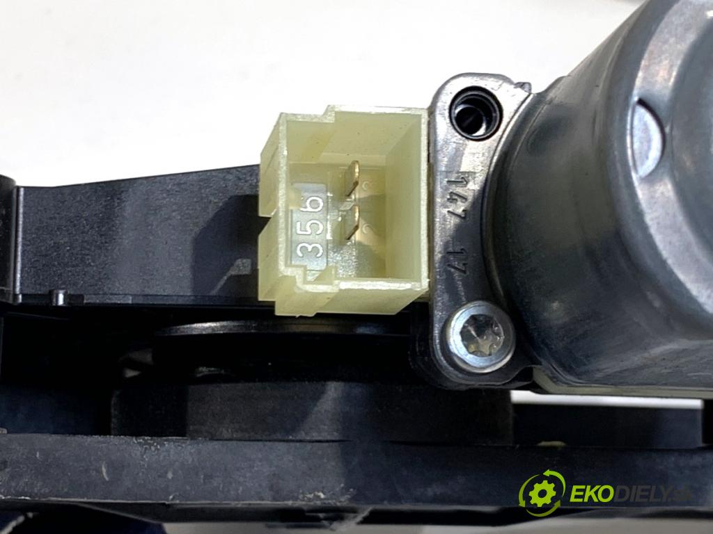 AUDI A4 B9 Kombi 2018 140 kW 2.0 TDI quattro 1968 mechanismus okna pravý zadní část 8W0839462