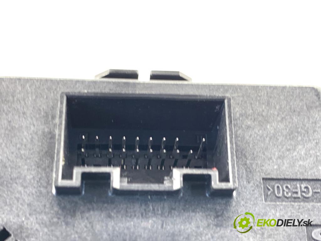 AUDI A4 B9 Kombi 2018 140 kW 2.0 TDI quattro 1968 Panel ovládania radia 8W0919614T (Prepínacie páčky pod volantom)