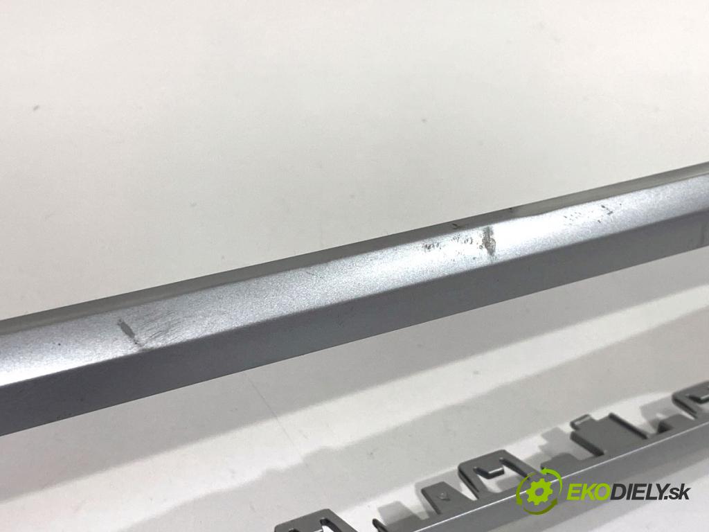 AUDI A4 B9 Kombi 2018 140 kW 2.0 TDI quattro 1968 lišty kryt 8W1853190A 8W1853189N (Lišta)