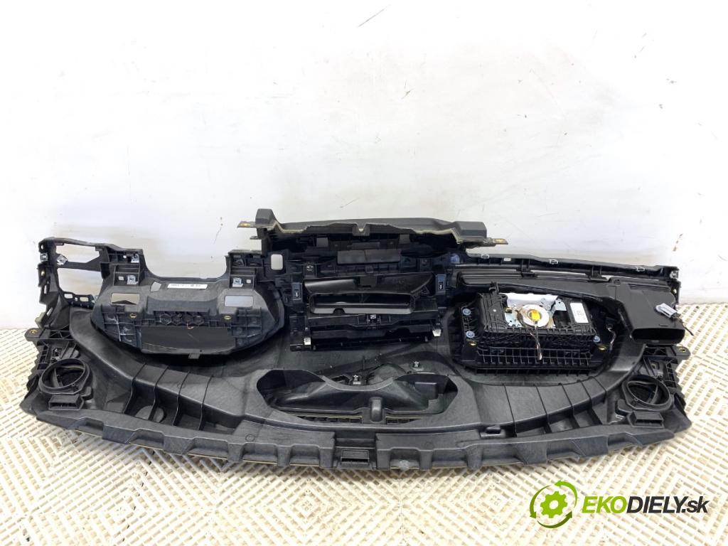 AUDI A4 B9 Kombi 2018 140 kW 2.0 TDI quattro 1968 palubní doska POLŠTÁŘ: spolujezdce 8W1857003 8W0880204D