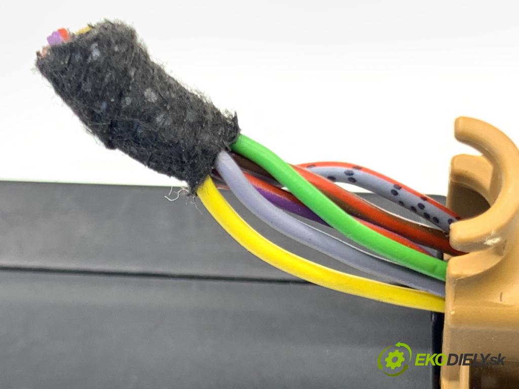 AUDI A4 B9 Kombi 2018 140 kW 2.0 TDI quattro 1968 HNÍZDO: USB 8W0035726