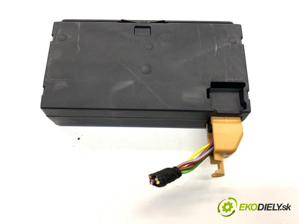 AUDI A4 B9 Kombi 2018 140 kW 2.0 TDI quattro 1968 HNÍZDO: USB 8W0035726