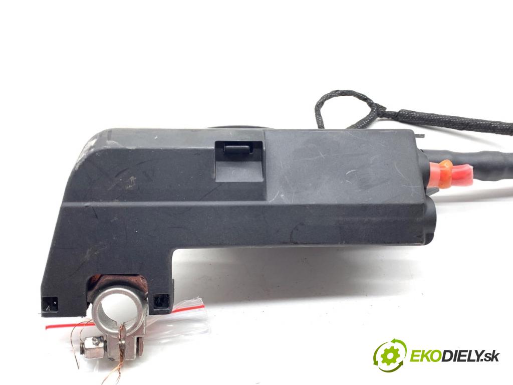 AUDI A4 B9 Kombi 2018 140 kW 2.0 TDI quattro 1968 svorka plus 8W0915459E