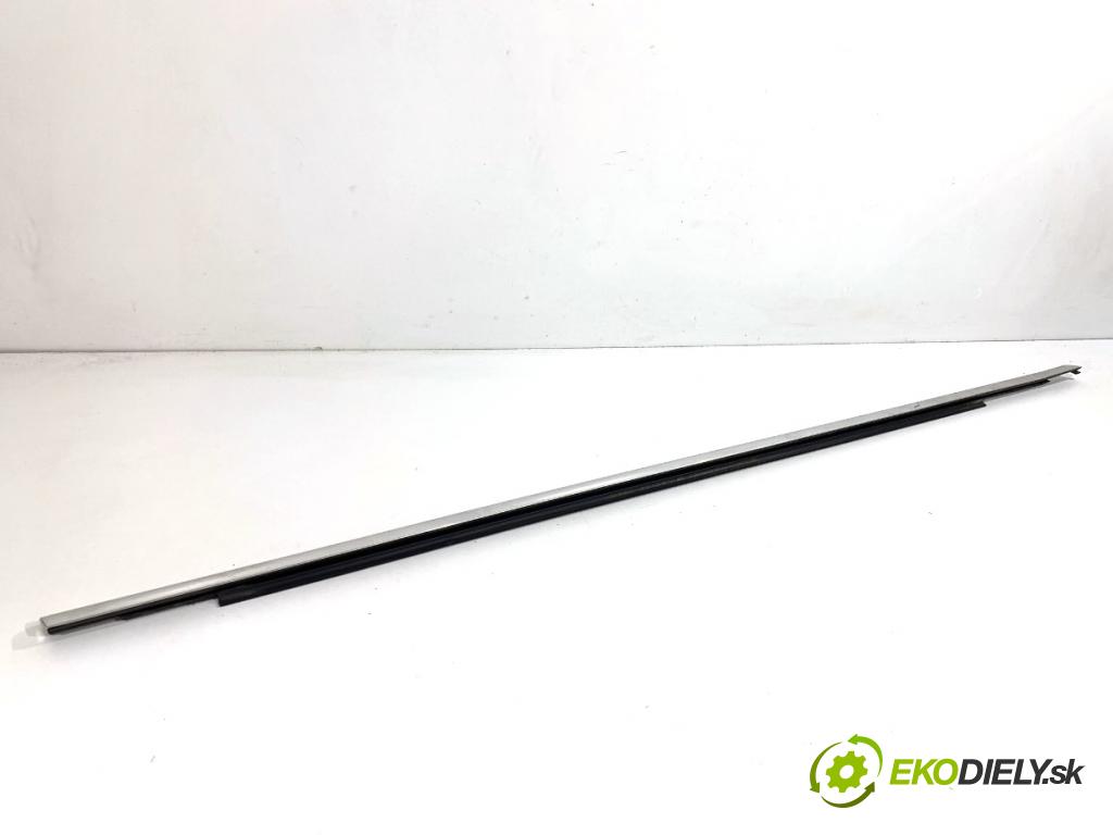 AUDI A4 B9 Kombi 2018 140 kW 2.0 TDI quattro 1968 lišta Sbírání: přední část pravý chróm 8W0853284