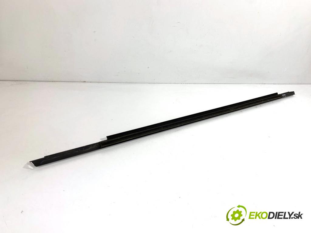 AUDI A4 B9 Kombi 2018 140 kW 2.0 TDI quattro 1968 Lišta Sbírání: zad pravy chróm 8W0853764