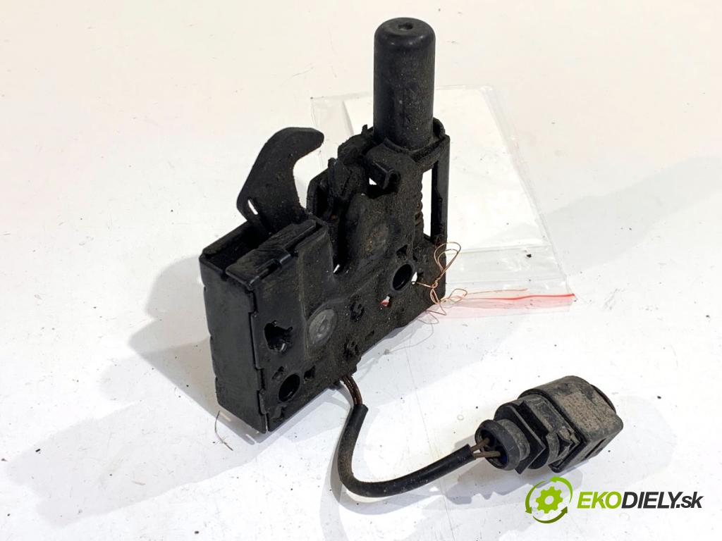 AUDI A4 B9 Kombi 2018 140 kW 2.0 TDI quattro 1968 zámok kapoty predný ľavy 8W0823509C