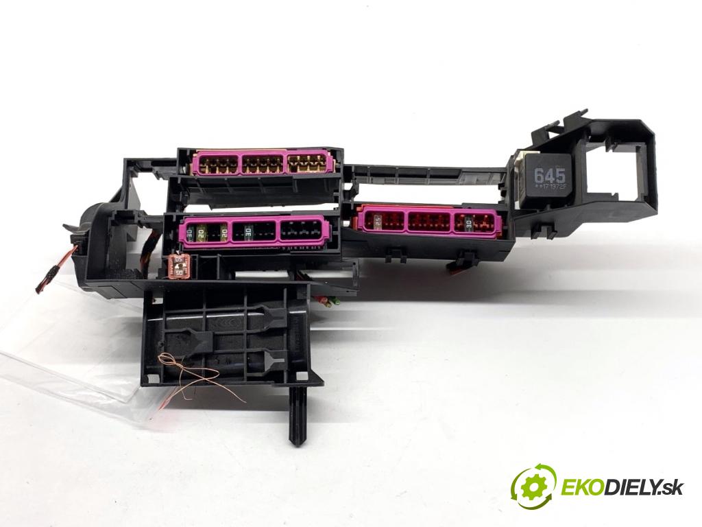 AUDI A4 B9 Kombi 2018 140 kW 2.0 TDI quattro 1968 Skrinka poistková 8W0971845AH (Poistková skrinka)