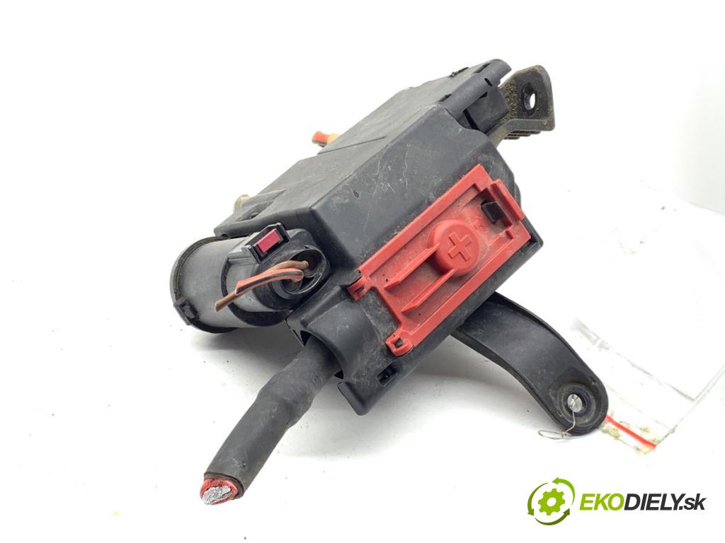 AUDI A4 B9 Kombi 2018 140 kW 2.0 TDI quattro 1968 rozdělovač PRĄDU 8W0941824AP (Rozdělovač)