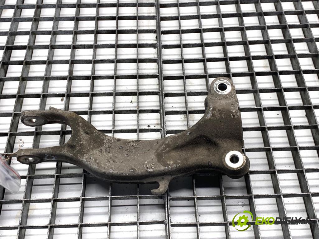 AUDI A4 B9 Kombi 2018 140 kW 2.0 TDI quattro 1968 Rameno Uchytenie tlmiča pravy 8W0413038