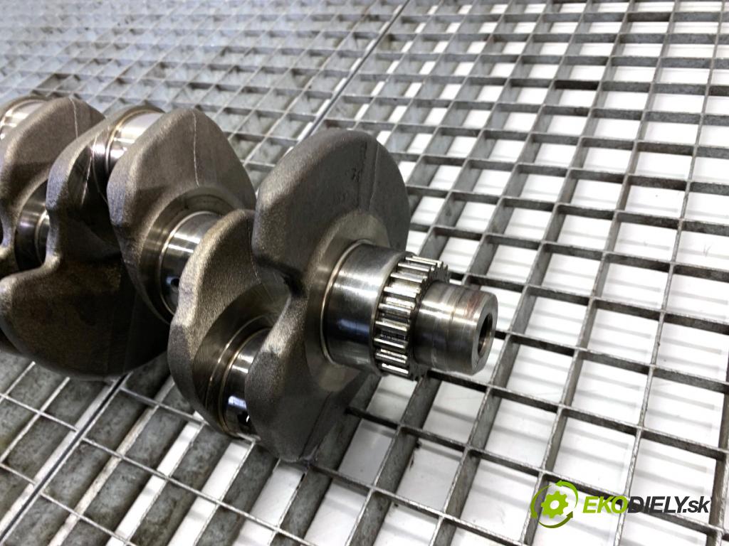 VW TRANSPORTER T5 Autobus 2014 75 kW 1.9 TDI 1896 Kardaň, hriadeľ KLIKA: 38AA (Blok motora ostatné)