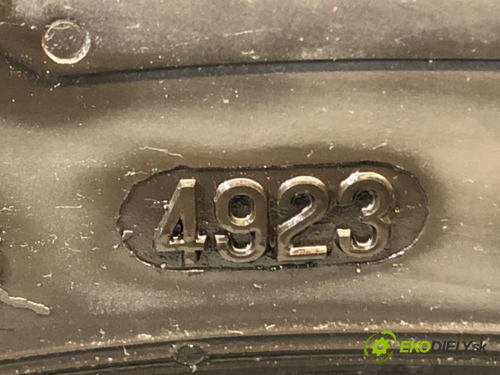 --- ---      PNEUMATIKA: VÍCENÁ SEZÓNA: 215/65 16" CONTINENTAL