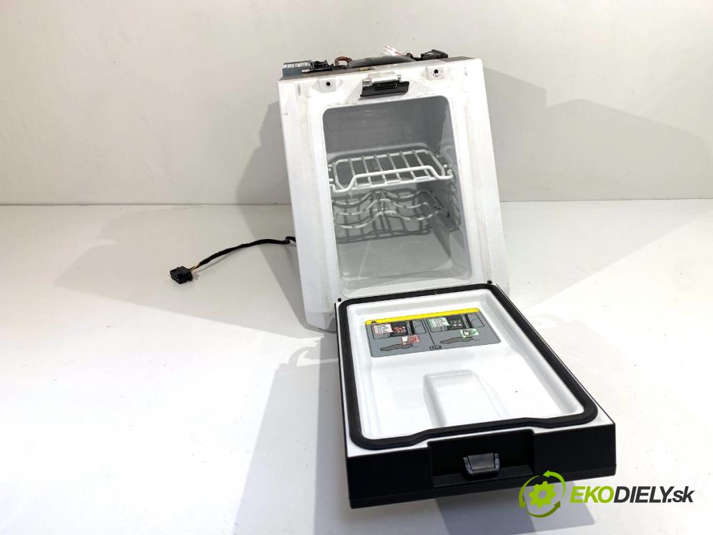 AUDI A8 D4 sedan 2015 368 kW 6.3 W12 quattro 6299 CHLADNIČKA: 4H0862879G