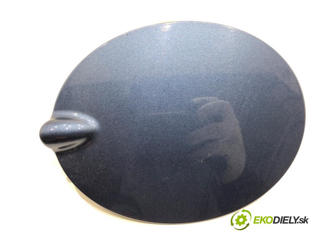 FORD FIESTA MK8 liftback 2021 55 kW 1.1 Ti-VCT 1084 dvířka nádrže paliva  (Klika dveří ostatní)