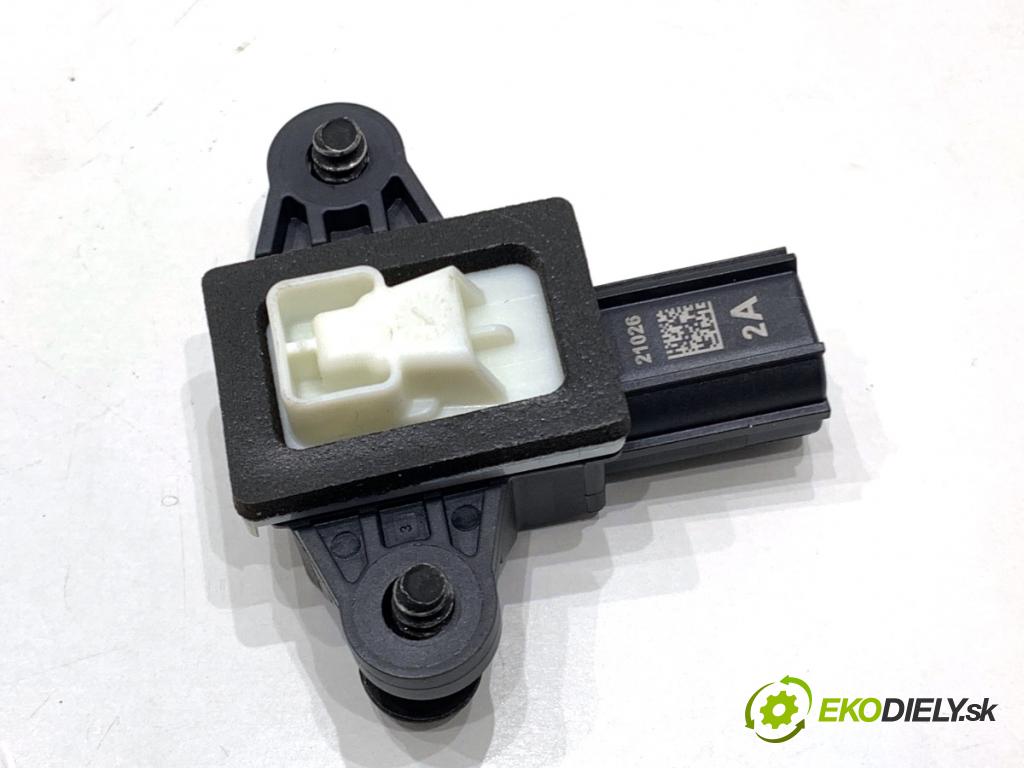 FORD FIESTA MK8 liftback 2021 55 kW 1.1 Ti-VCT 1084 snímač nárazu GN15-14C676-AA (Snímač nárazu)