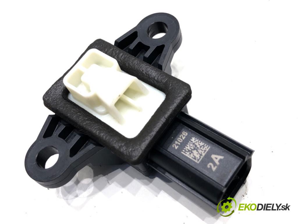 FORD FIESTA MK8 liftback 2021 55 kW 1.1 Ti-VCT 1084 snímač nárazu GN15-14C676-AA (Snímač nárazu)