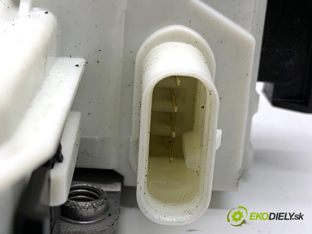 MERCEDES-BENZ KLASA GLA SUV 2017 100 kW GLA 200 CDI 4-matic (156.902) 2143 zámok Dvere pravy zad A2047302835