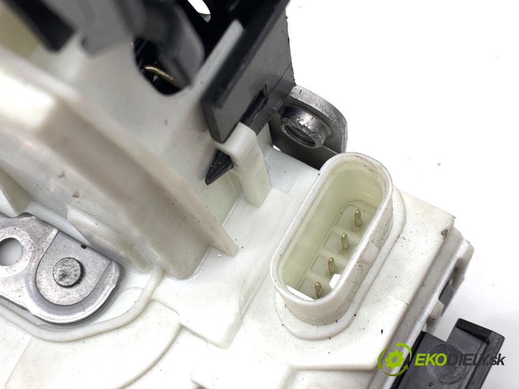 MERCEDES-BENZ KLASA GLA SUV 2017 100 kW GLA 200 CDI 4-matic (156.902) 2143 zámok Dvere ľavy zad A2047302735