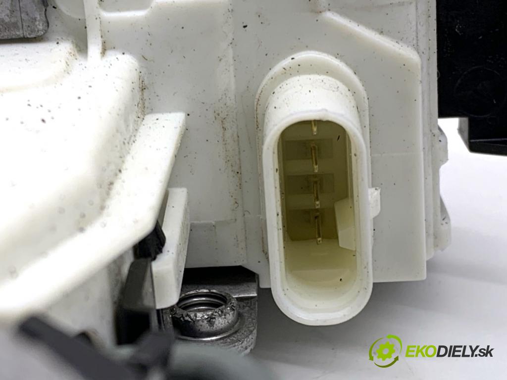 MERCEDES-BENZ KLASA GLA SUV 2017 100 kW GLA 200 CDI 4-matic (156.902) 2143 zámok Dvere pravy predný A1667200435