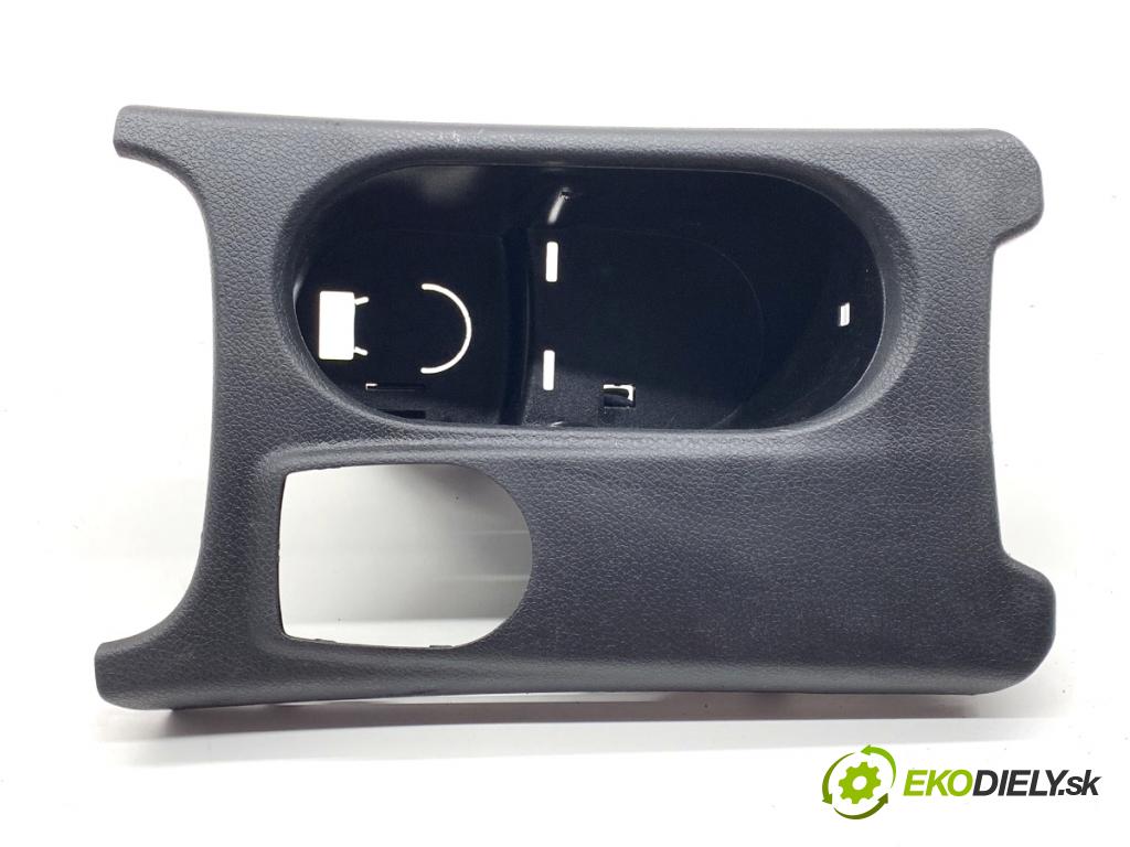 MERCEDES-BENZ KLASA GLA SUV 2017 100 kW GLA 200 CDI 4-matic (156.902) 2143 Držiak na nápoje  (Držiak (úchyt) na nápoje)