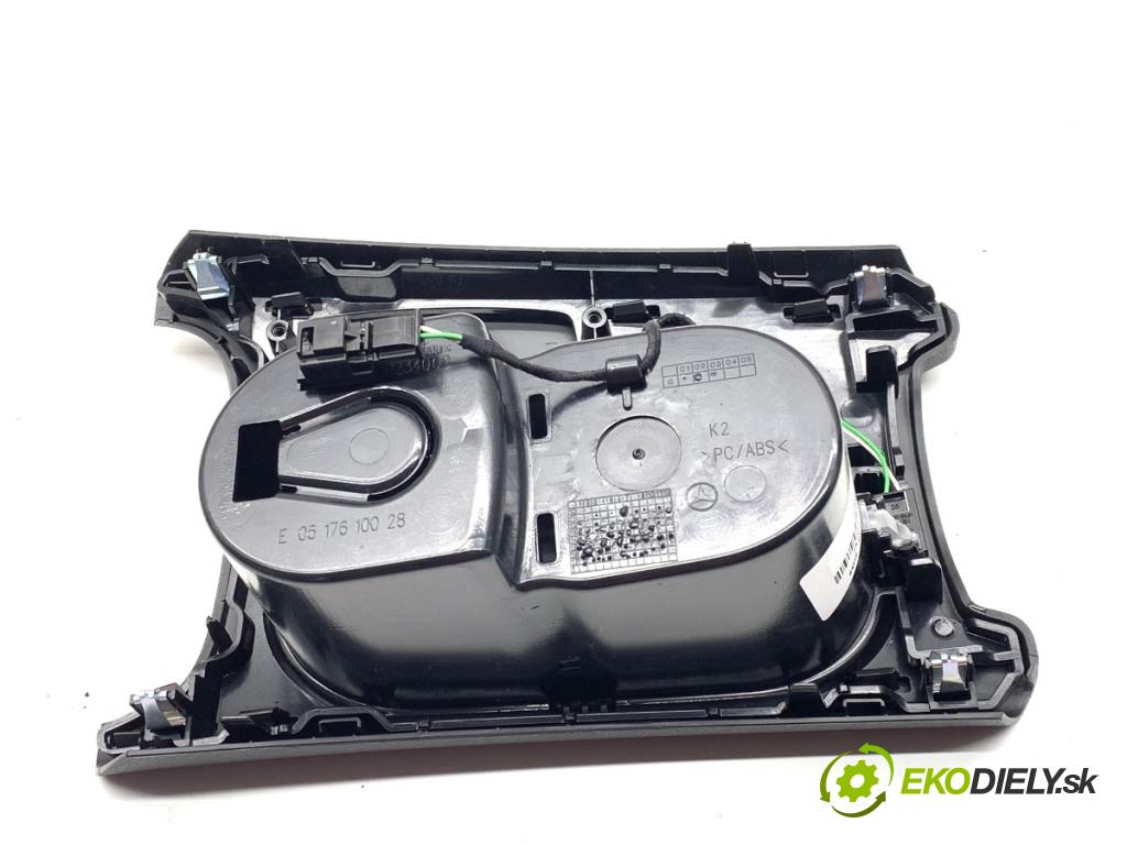 MERCEDES-BENZ KLASA GLA SUV 2017 100 kW GLA 200 CDI 4-matic (156.902) 2143 Držiak na nápoje  (Držiak (úchyt) na nápoje)