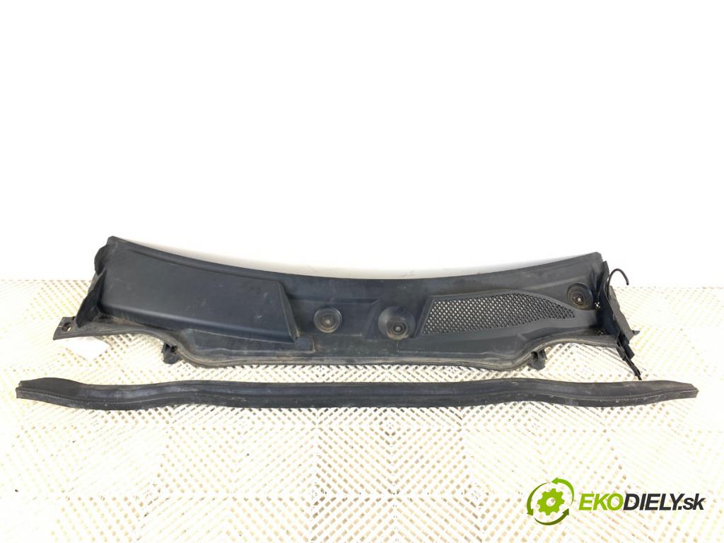 MERCEDES-BENZ KLASA GLA SUV 2017 100 kW GLA 200 CDI 4-matic (156.902) 2143 torpédo plast pod čelní okno A1768300013 (Plast pod čelním sklem)