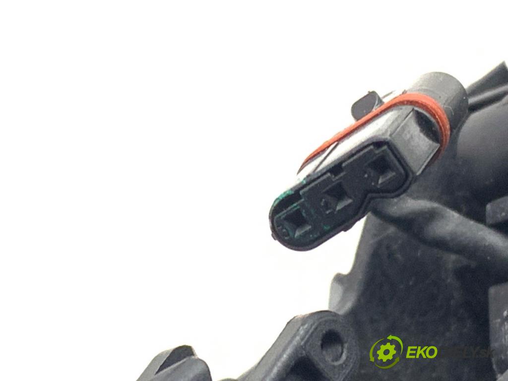 MERCEDES-BENZ KLASA GLA SUV 2017 100 kW GLA 200 CDI 4-matic (156.902) 2143 Kľučka vonkajšia pravy predný