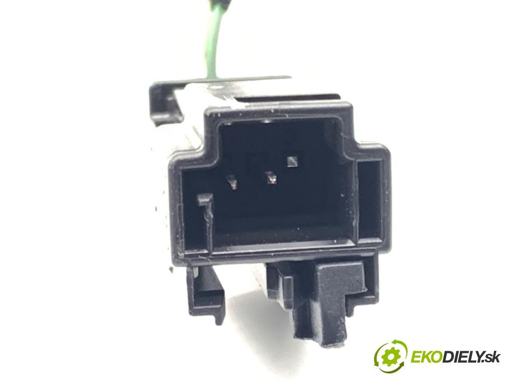 MERCEDES-BENZ KLASA GLA SUV 2017 100 kW GLA 200 CDI 4-matic (156.902) 2143 klika vnitřní levý přední část A2467201148