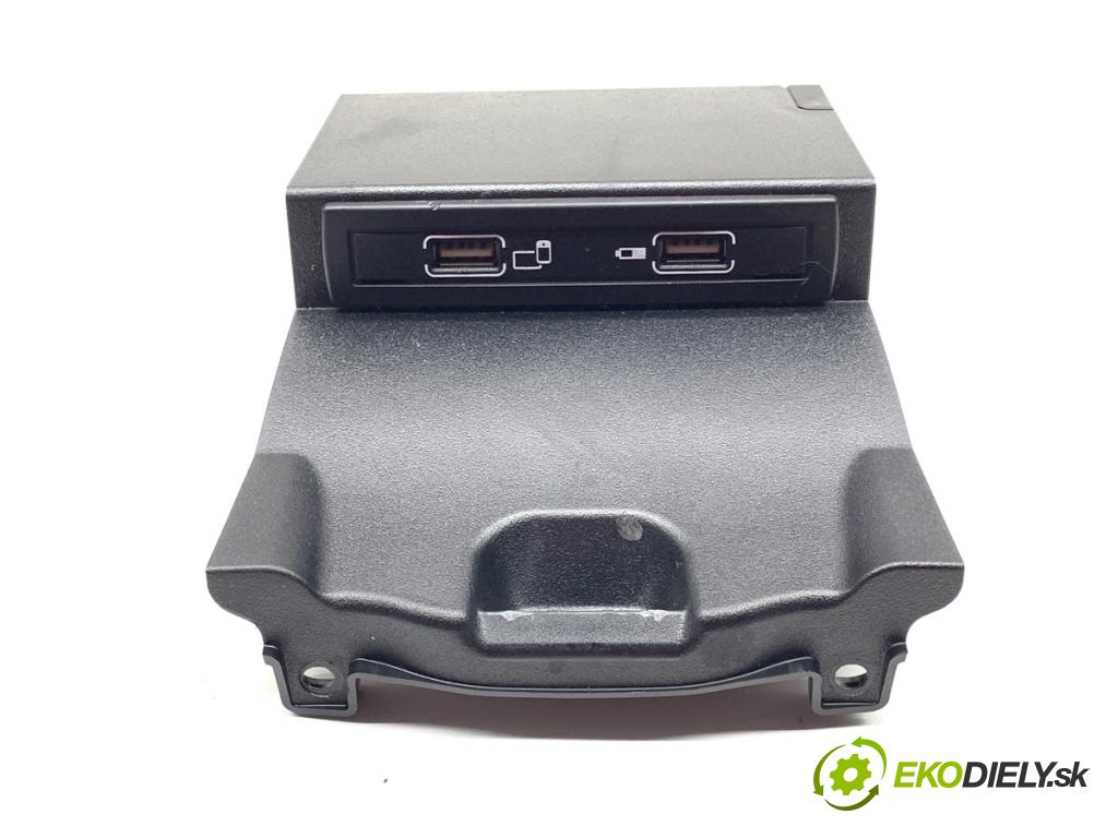 MERCEDES-BENZ KLASA GLA SUV 2017 100 kW GLA 200 CDI 4-matic (156.902) 2143 HNÍZDO: USB A1728202100