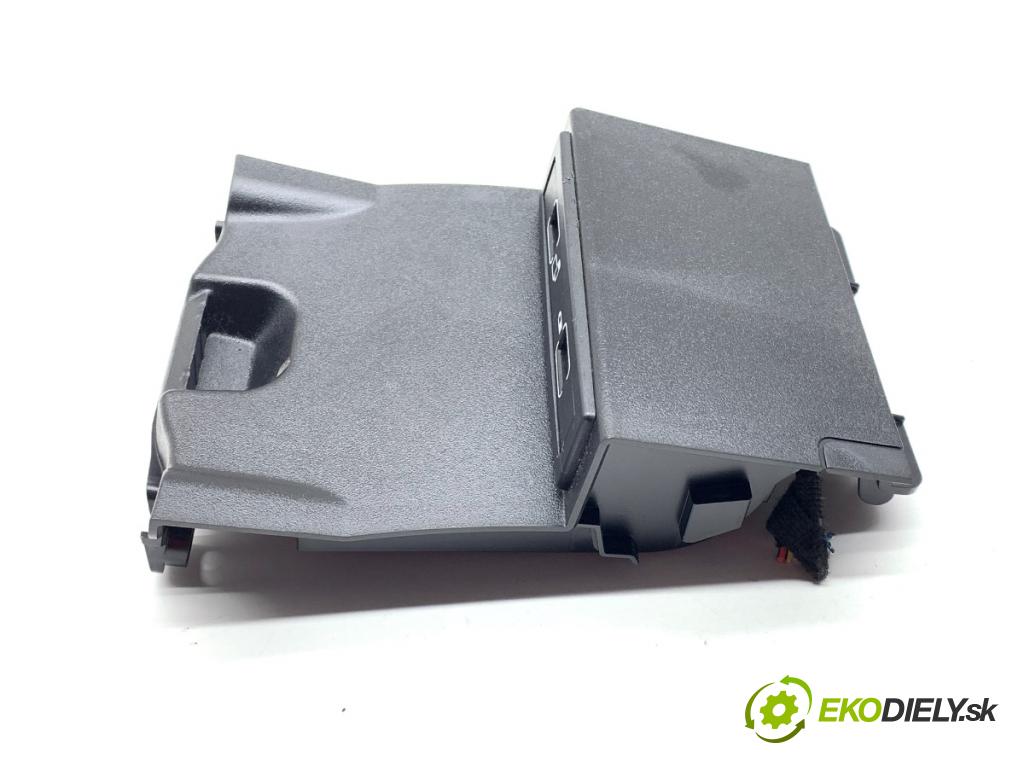 MERCEDES-BENZ KLASA GLA SUV 2017 100 kW GLA 200 CDI 4-matic (156.902) 2143 HNÍZDO: USB A1728202100