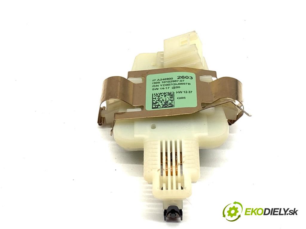 MERCEDES-BENZ KLASA GLA SUV 2017 100 kW GLA 200 CDI 4-matic (156.902) 2143 Snímač dažďa A2469002603 (Snímač dažďa)