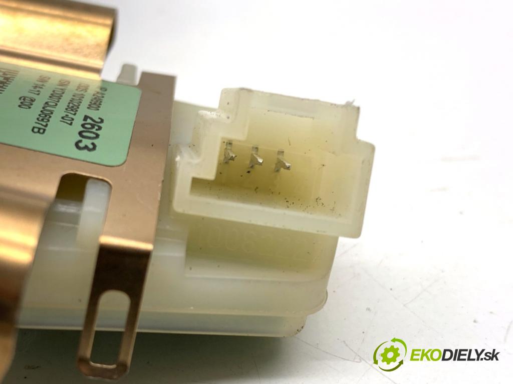 MERCEDES-BENZ KLASA GLA SUV 2017 100 kW GLA 200 CDI 4-matic (156.902) 2143 Snímač dažďa A2469002603 (Snímač dažďa)