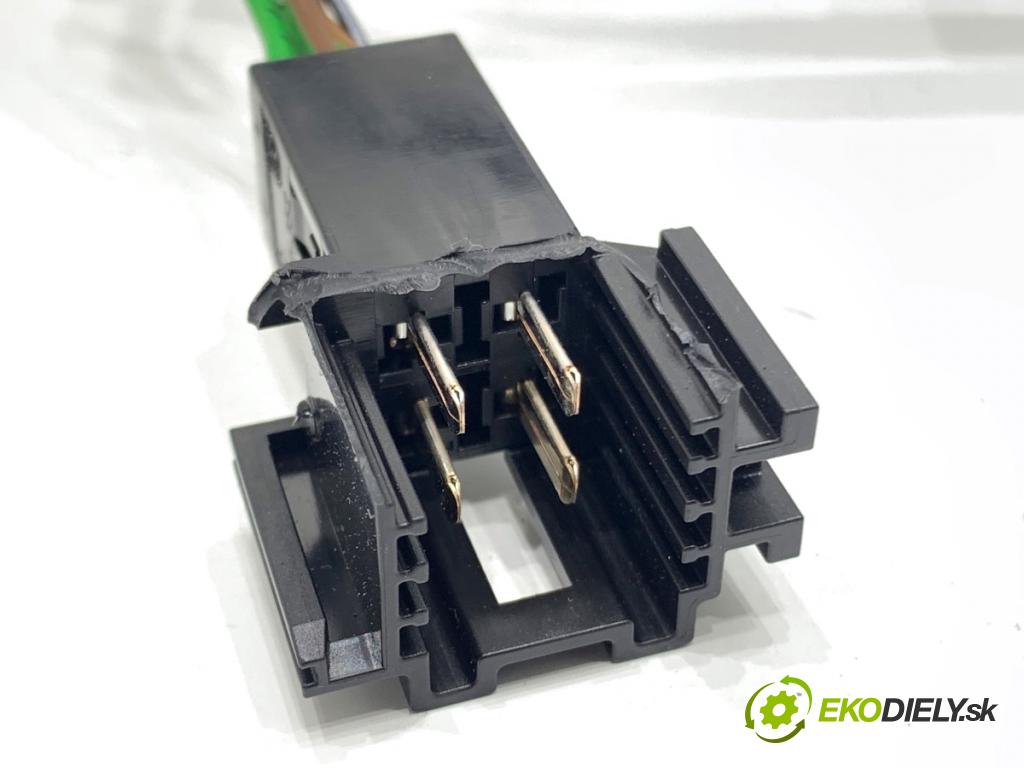 MERCEDES-BENZ KLASA GLA SUV 2017 100 kW GLA 200 CDI 4-matic (156.902) 2143 káblovačka dveře přední část pravý A2465407314