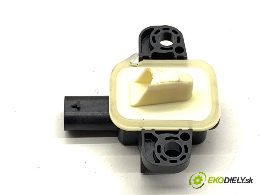 MERCEDES-BENZ KLASA GLA SUV 2017 100 kW GLA 200 CDI 4-matic (156.902) 2143 snímač nárazu A1668210351 (Snímač nárazu)