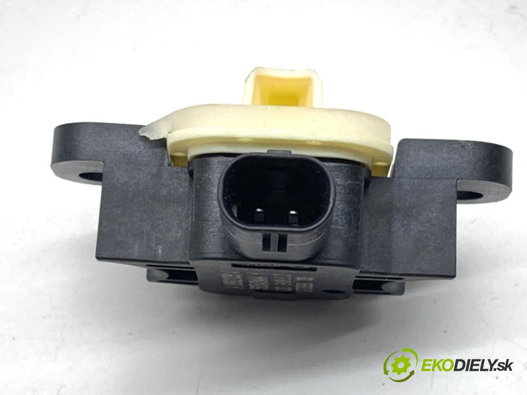 MERCEDES-BENZ KLASA GLA SUV 2017 100 kW GLA 200 CDI 4-matic (156.902) 2143 snímač nárazu A1668210351 (Snímač nárazu)