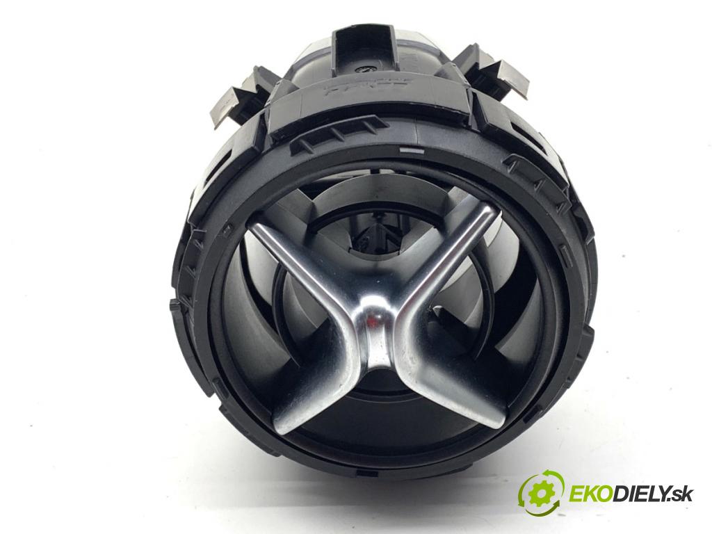 MERCEDES-BENZ KLASA GLA SUV 2017 100 kW GLA 200 CDI 4-matic (156.902) 2143 Mriežky kúrenia pravy predný 