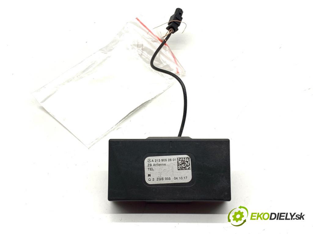 MERCEDES-BENZ KLASA GLA SUV 2017 100 kW GLA 200 CDI 4-matic (156.902) 2143 Zosilňovač Antenní: A2139052801 (Zosilňovač)