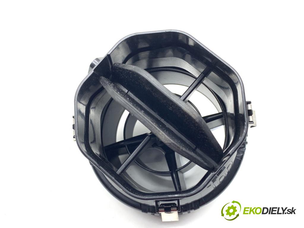 MERCEDES-BENZ KLASA GLA SUV 2017 100 kW GLA 200 CDI 4-matic (156.902) 2143 Mriežky kúrenia pravá A1568300100