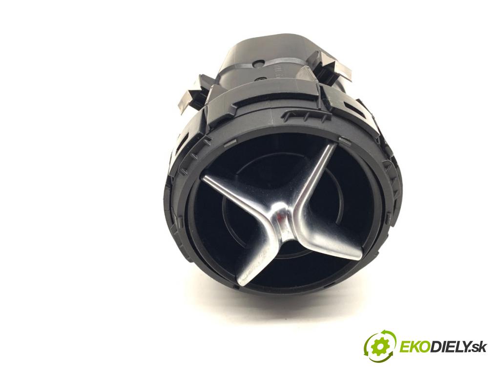 MERCEDES-BENZ KLASA GLA SUV 2017 100 kW GLA 200 CDI 4-matic (156.902) 2143 mří topení levá strana A1568300000 (Mřížka topení)