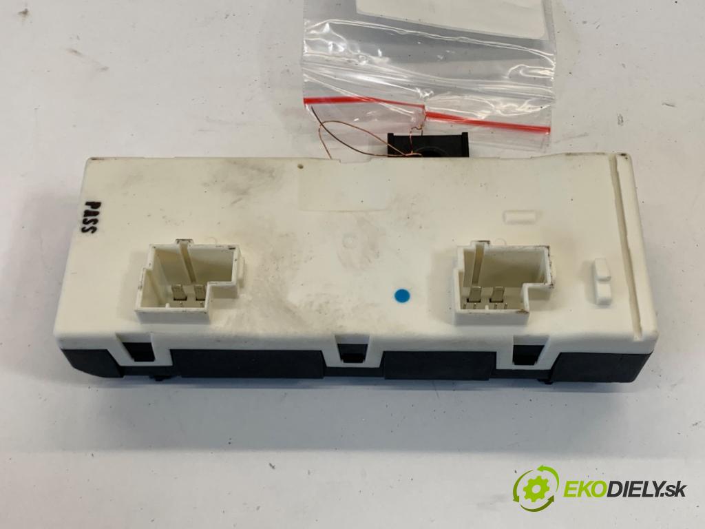 MERCEDES-BENZ KLASA GLA SUV 2017 100 kW GLA 200 CDI 4-matic (156.902) 2143 Modul dverí A2469003615