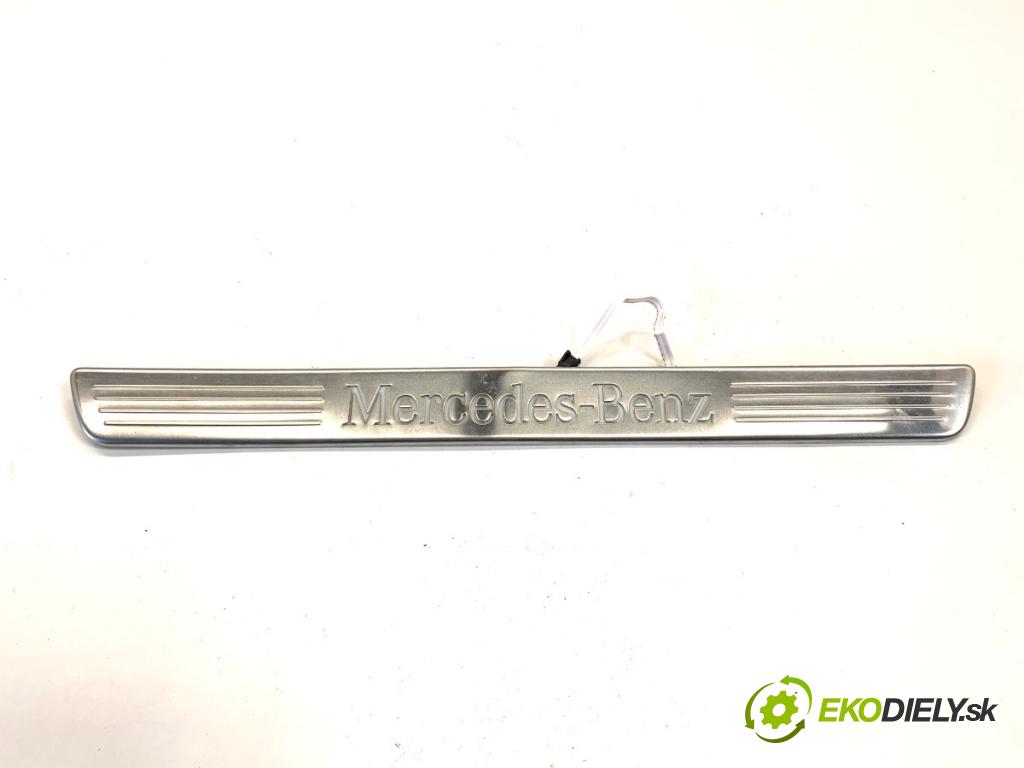 MERCEDES-BENZ KLASA GLA SUV 2017 100 kW GLA 200 CDI 4-matic (156.902) 2143 Lišta Násada prahu predný pravá A2466805400