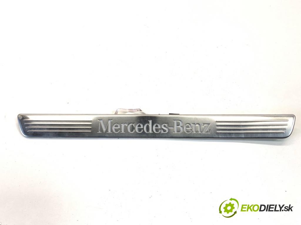 MERCEDES-BENZ KLASA GLA SUV 2017 100 kW GLA 200 CDI 4-matic (156.902) 2143 Lišta Násada prahu predný ľavá strana A2466805300