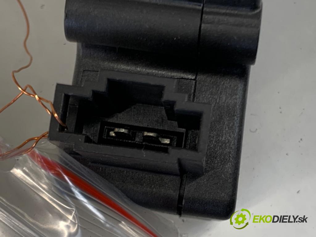 MERCEDES-BENZ KLASA GLA SUV 2017 100 kW GLA 200 CDI 4-matic (156.902) 2143 doťah dverí zad A2047500060