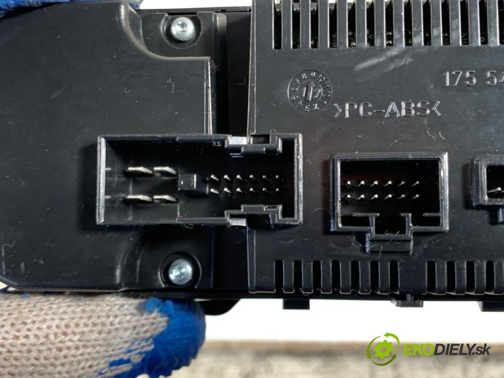 MERCEDES-BENZ KLASA GLA SUV 2017 100 kW GLA 200 CDI 4-matic (156.902) 2143 Panel ovládaní topení A2469003816 (Páčky pod volantem)