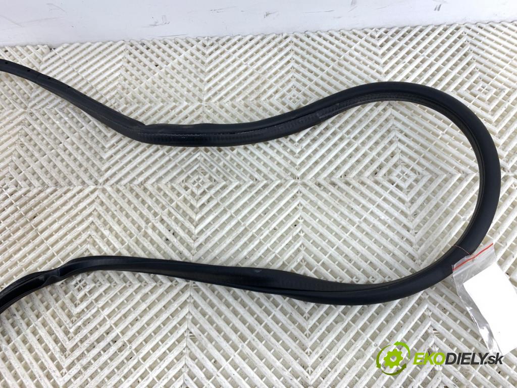 MERCEDES-BENZ KLASA GLA SUV 2017 100 kW GLA 200 CDI 4-matic (156.902) 2143 tesnenie Dvere predný pravá