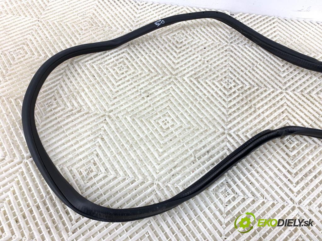 MERCEDES-BENZ KLASA GLA SUV 2017 100 kW GLA 200 CDI 4-matic (156.902) 2143 tesnenie Dvere predný pravá